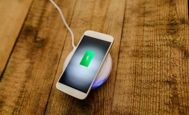 手机玩一会就发烫怎么解决_手机发烫继续玩会爆炸吗_手机发烫伤害手机吗